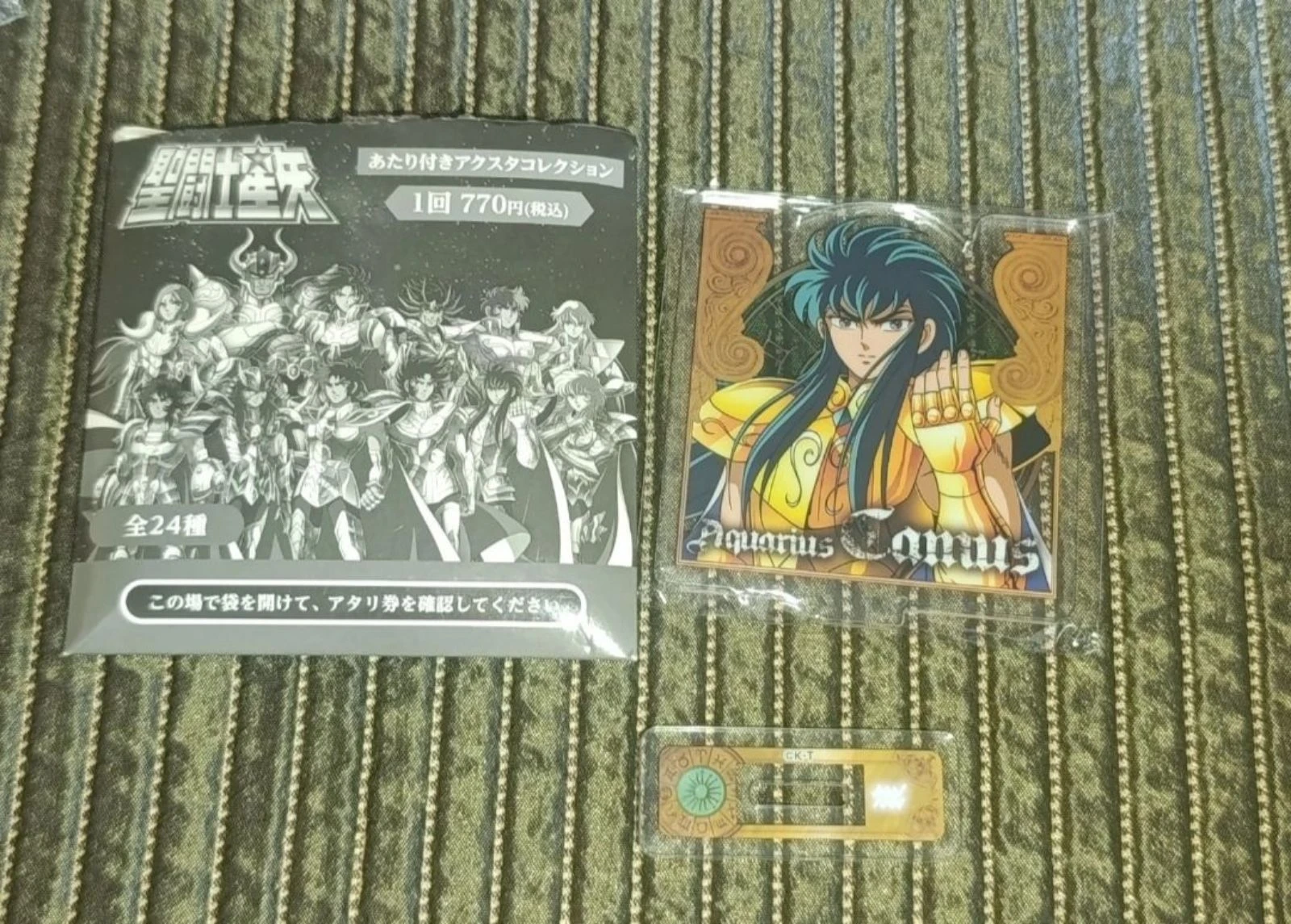 Soporte acrilico cabeza Camus Aquarius. Saint Seiya